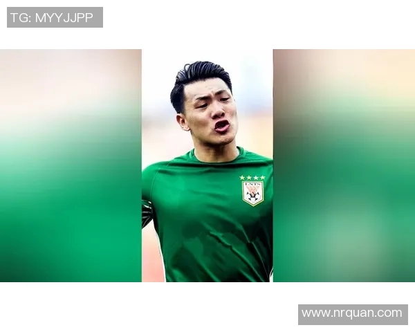 王大雷神勇解围助球队逆转胜利展现门将风采与团队精神 王大雷神勇解围助球队逆转胜利展现门将风采与团队精神