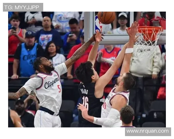 快船队与开拓者队上演激烈对决，巅峰之战点燃赛场